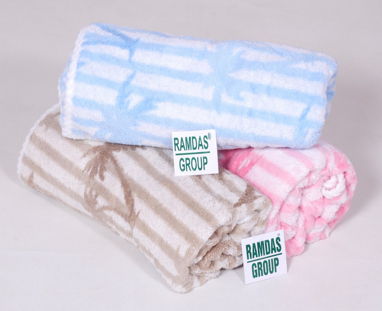 DSC_2949 copy UrbanLuxe Signature Thick & Soft Premium Bath Towel - Image 1